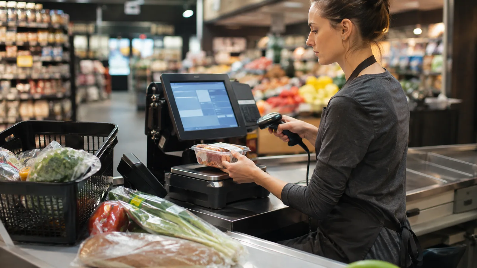 Market kasasında POS sistemiyle birlikte çalışan terazi